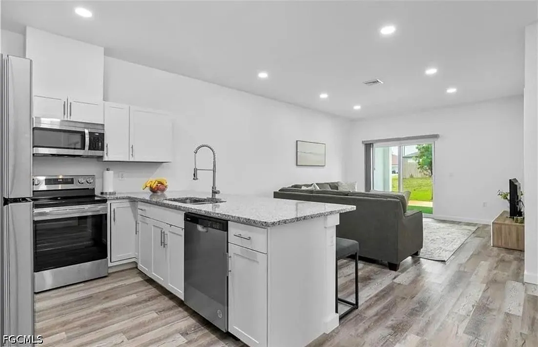 3 bed, 2.0 bath, 1176 sqft, $1,800 — Photo 2