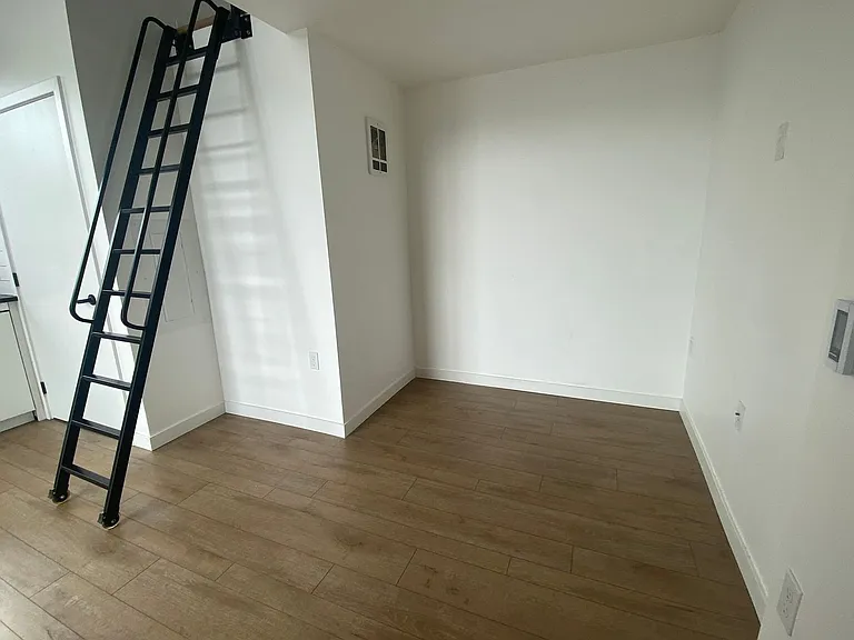 Welcome to Lakeview! - Live in Luxury & Style in the heart of Eastlake — Photo 47