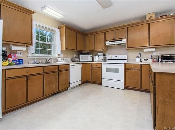 5th image of 2920 Raymond Ave