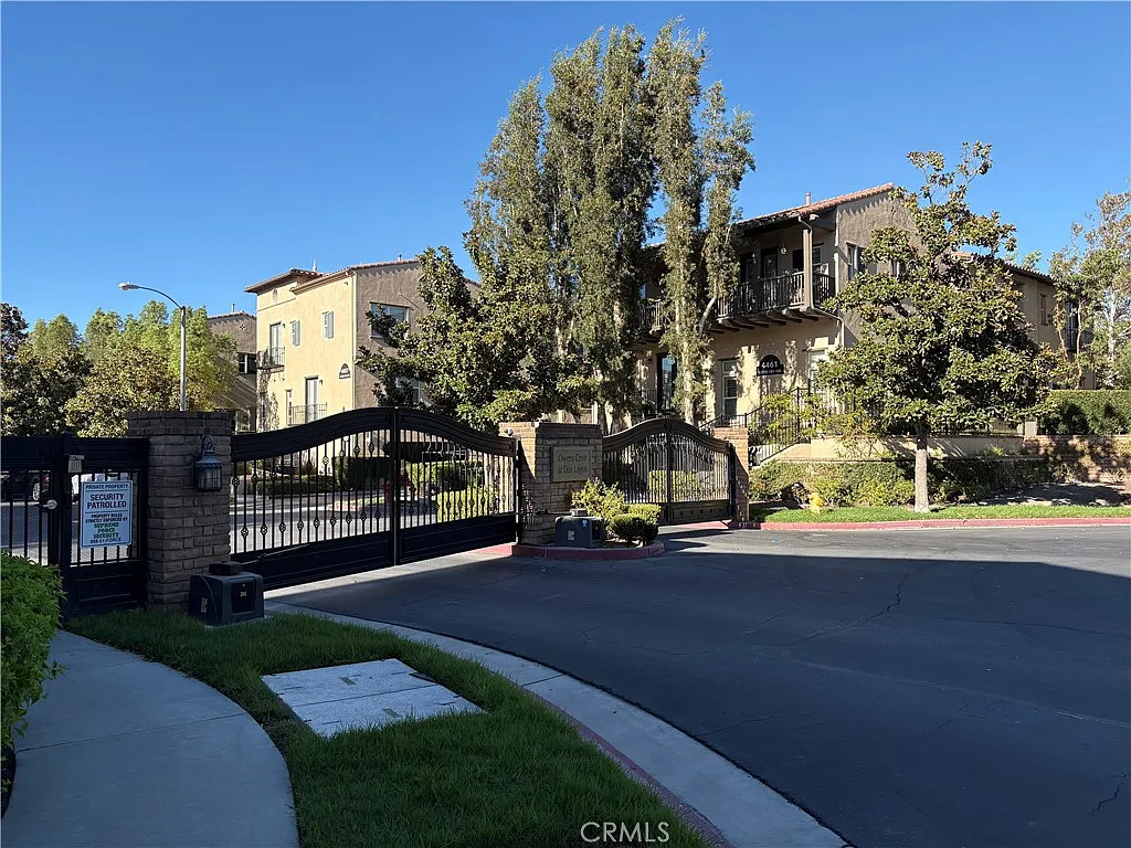 3 bed, 2.5 bath, 1825 sqft, $3,300 — Photo 1