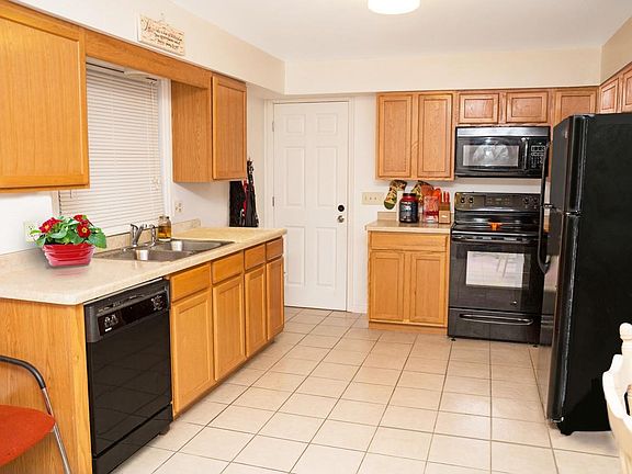 3rd image of 2321-2323 E Milwaukee St