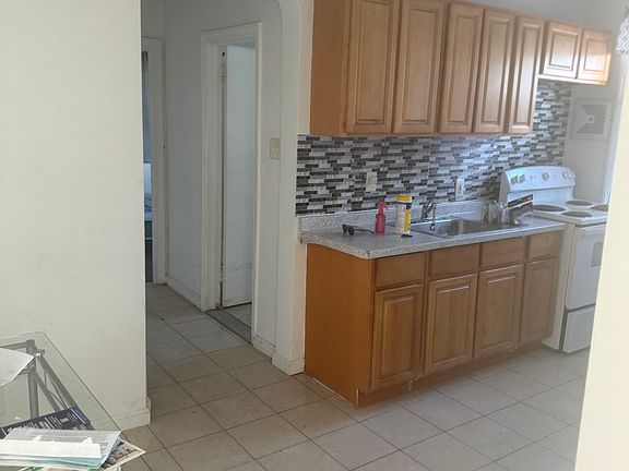 3rd image of 5815 Oxford Ave #1F