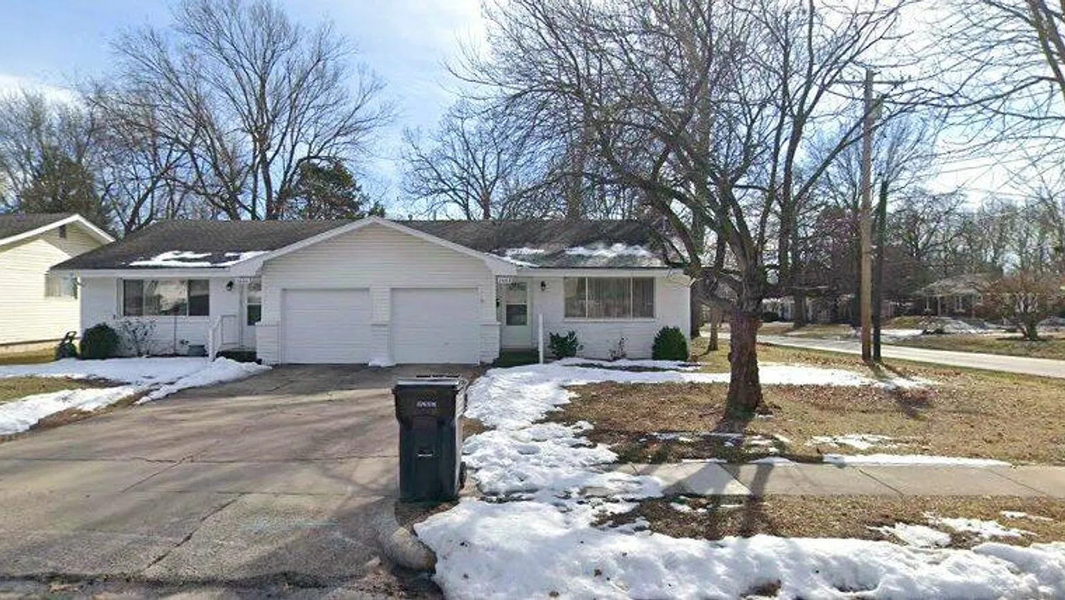Conveniently located 2 Bedroom, 1 bath, 1 car garage duplex — Photo 1