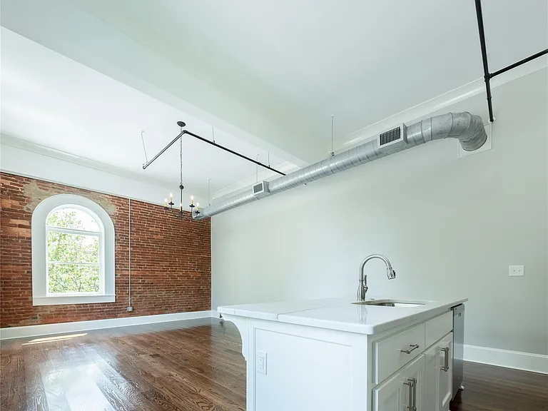 111-201 W Jefferson St #201 — Photo 6