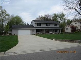 4280 Island View Dr, Fenton, MI 48430