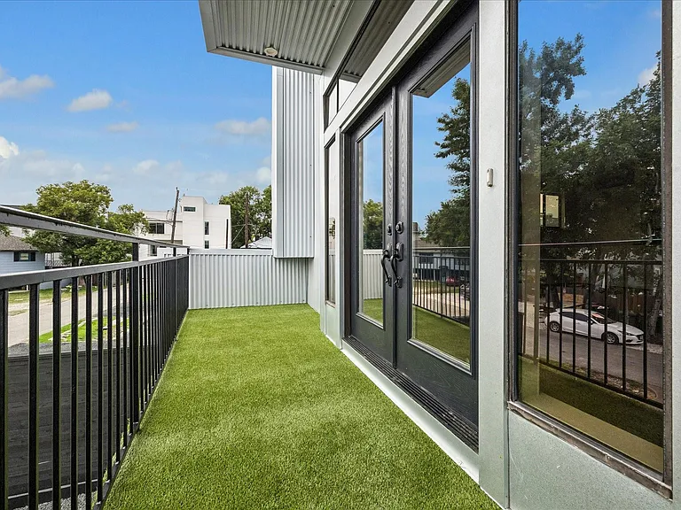 2510 Genesee St — Photo 13