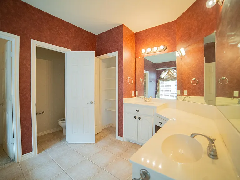 15105 Regal Oak Ln — Photo 12