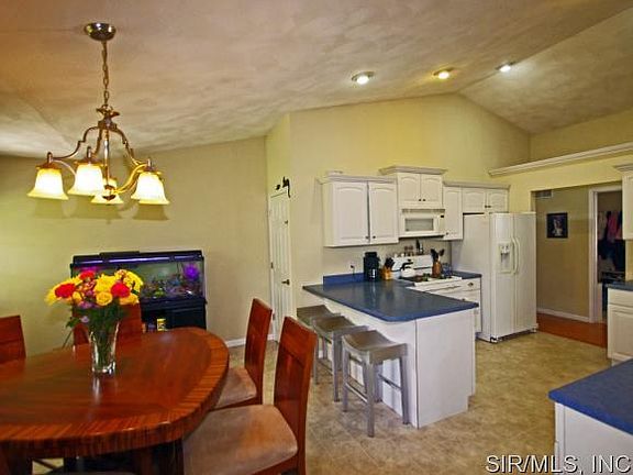 4th image of 30 Oak Leaf Dr