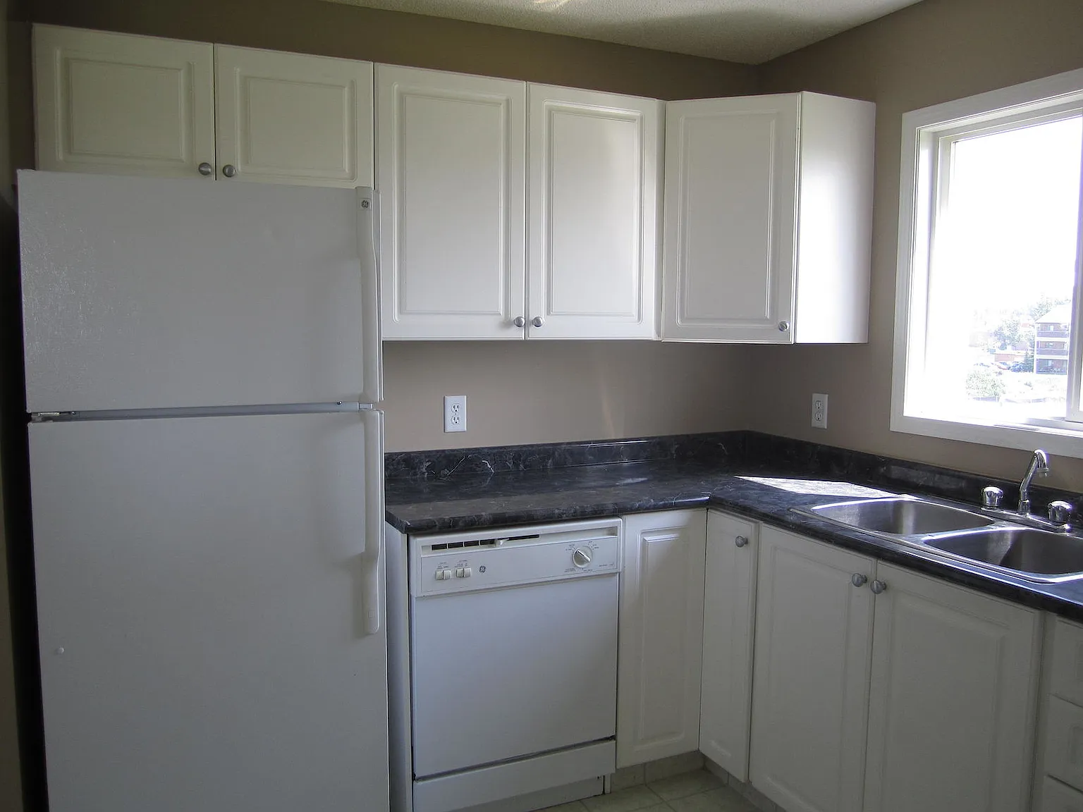All Utilities Included! 2 Bed, 2 Bath Top Floor, Corner Suite — Photo 2