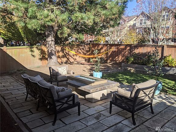 Lots of South and Eastern exposure to sunlight on sunny days!