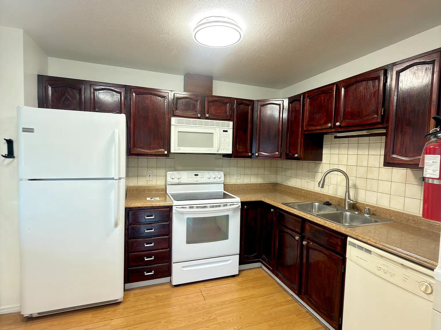 2 bed, 700 sqft, $1,595 — Photo 3