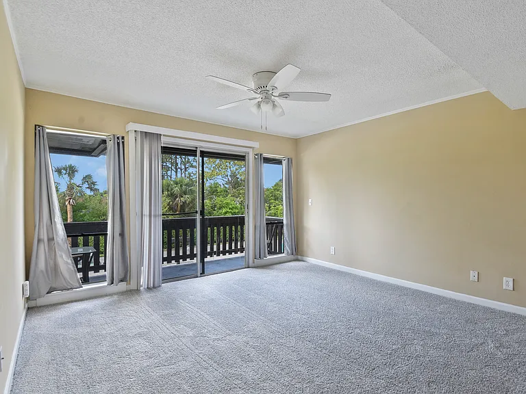 40 Club House Dr #207 — Photo 7