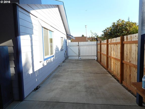 3rd image of 1416 NE 131st Cir