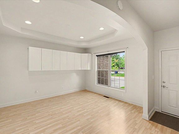 4th image of 404 Manitoba Ln