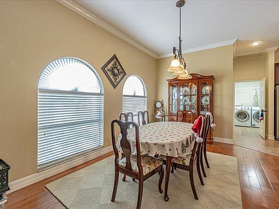 2nd image of 2902 Clubhouse Dr