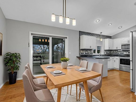 5th image of 105 Iris Ln NE
