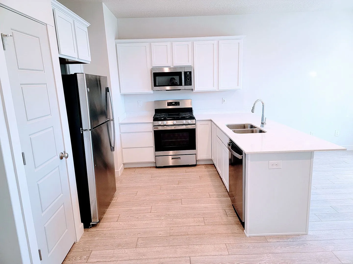 Get $500 Off The First Months Rent — Photo 3