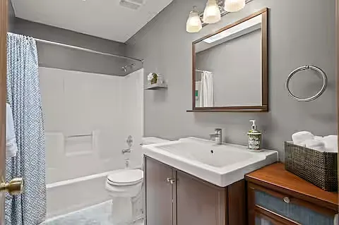 4 bed, 1822 sqft, $3,700 — Photo 2