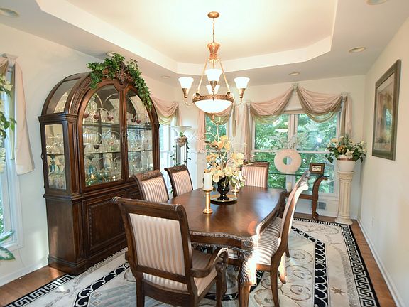 4th image of 3 Alden Glen Dr
