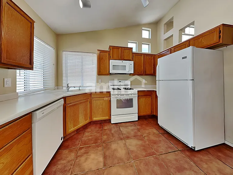 1214 E Artesian Way — Photo 3