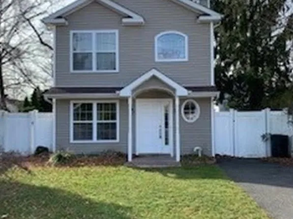 26 Olive St, Lake Grove, NY 11755