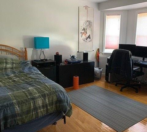 5th image of 304 Safford St