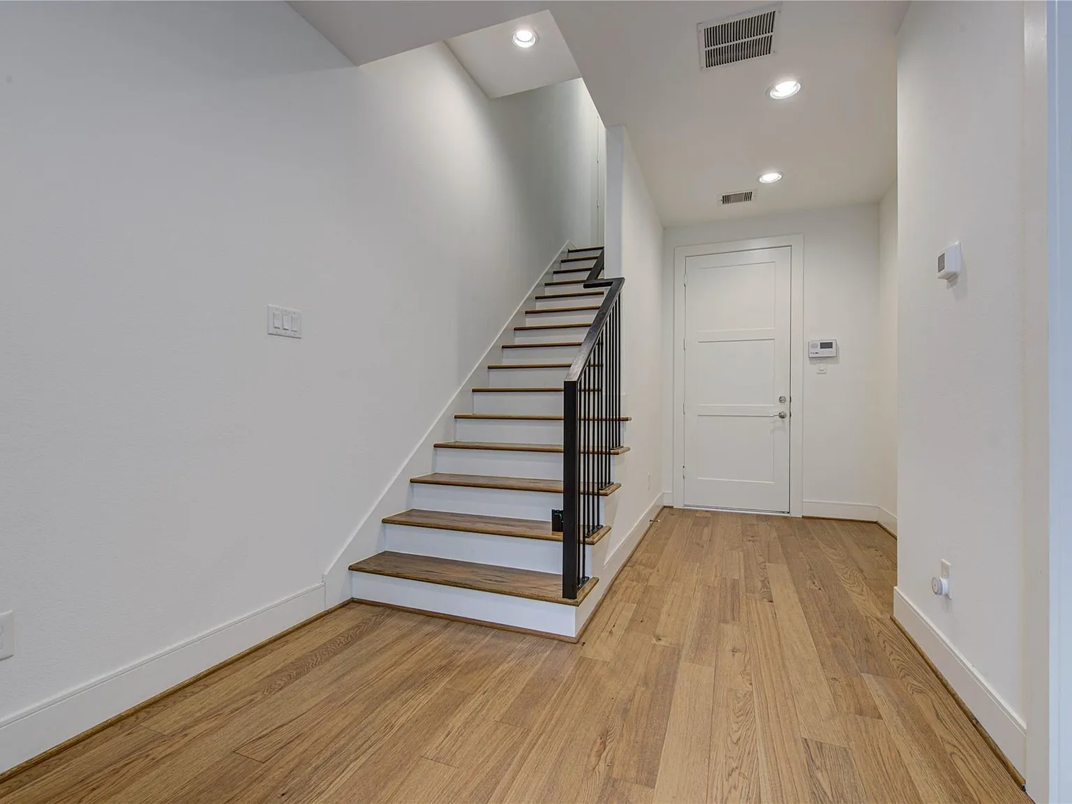 3 bed, 3.5 bath, 2120 sqft, $3,000 — Photo 3