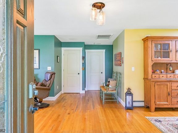 3rd image of 121 Park Pl