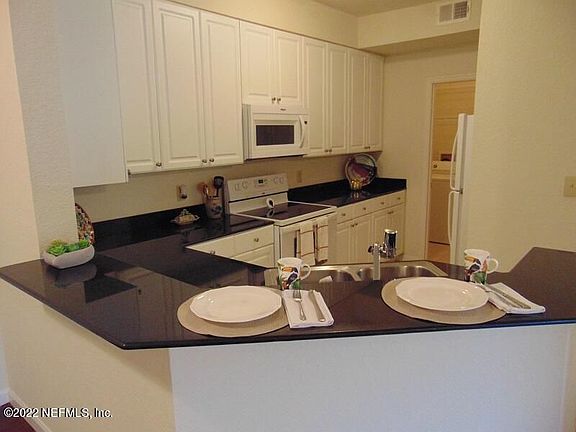 3rd image of 8539 Gate Pkwy #123