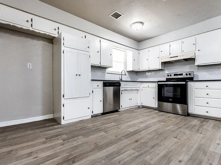 617 Queensboro Pl — Photo 2
