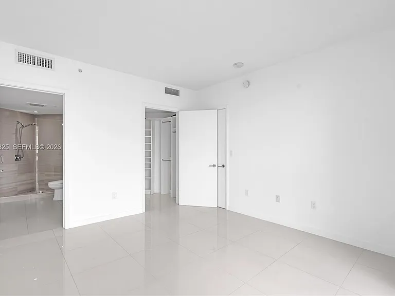 1010 SW 2nd Ave #1003 — Photo 8