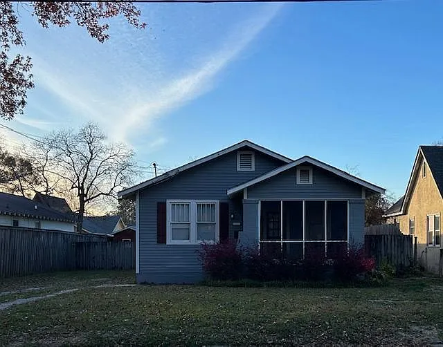 220 Lovers Ln — Photo 10