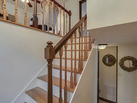 3rd image of 7724 Luscombe Dr