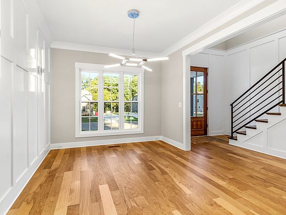 3rd image of 200 Barnview Dr