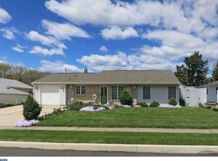 15 Summer Ln, Levittown, PA 19055