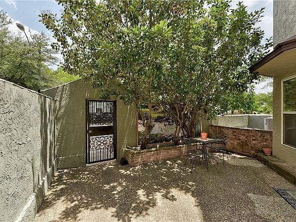 4th image of 1500 Woodlawn Blvd #301