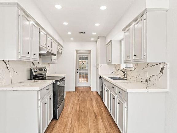 5th image of 6118 Locke Ln