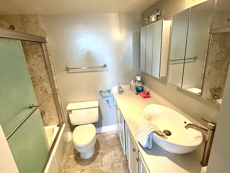 Primary en suite bathroom
