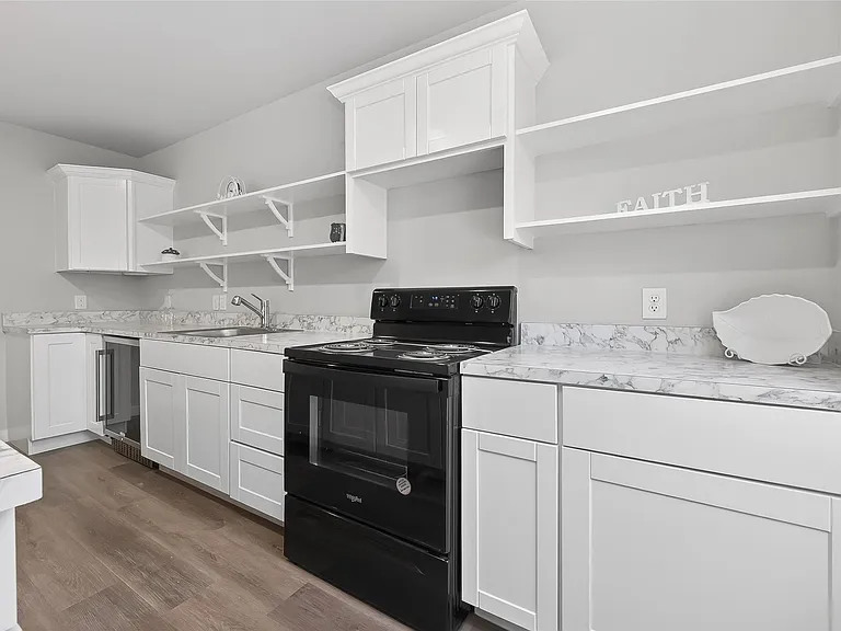 154 E Lakeview Dr — Photo 3