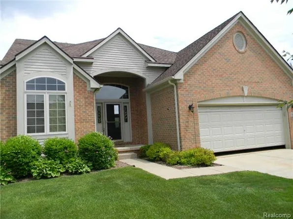 6140 Warwick Dr #1, Commerce Township, MI 48382