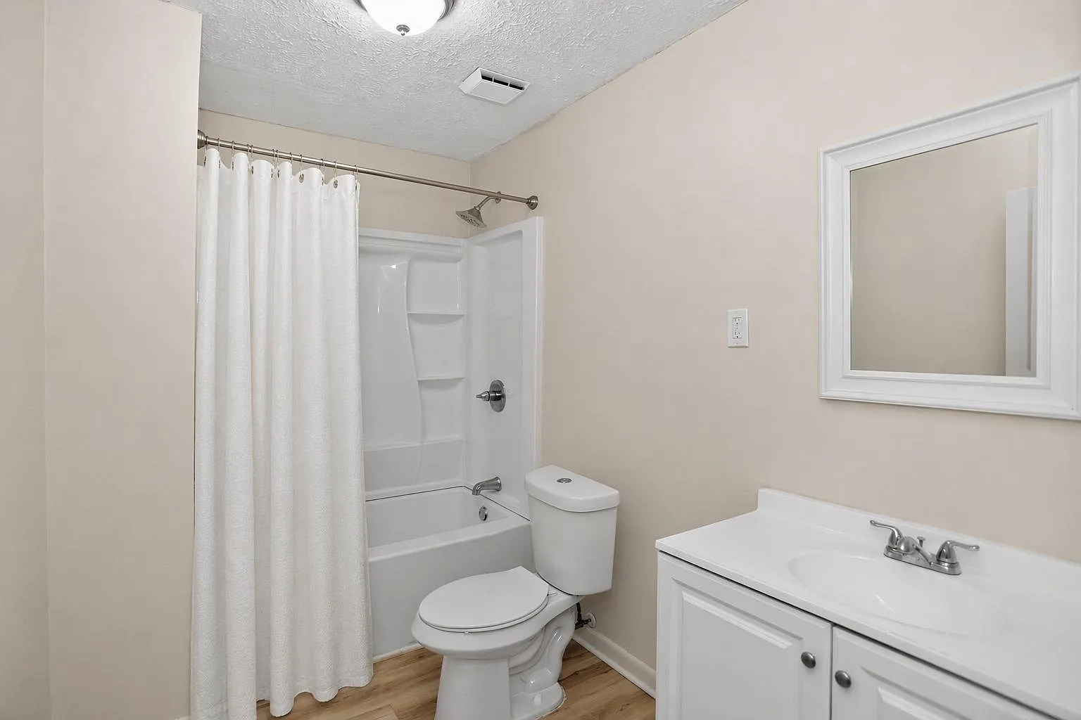 4 bed, 3.0 bath, 3000 sqft, $1,092 — Photo 4