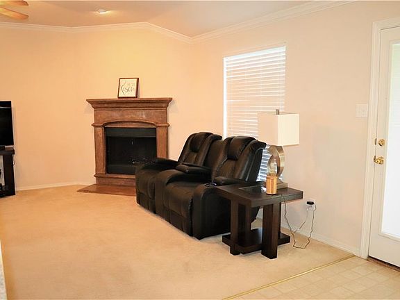 4th image of 870 Derby Ct