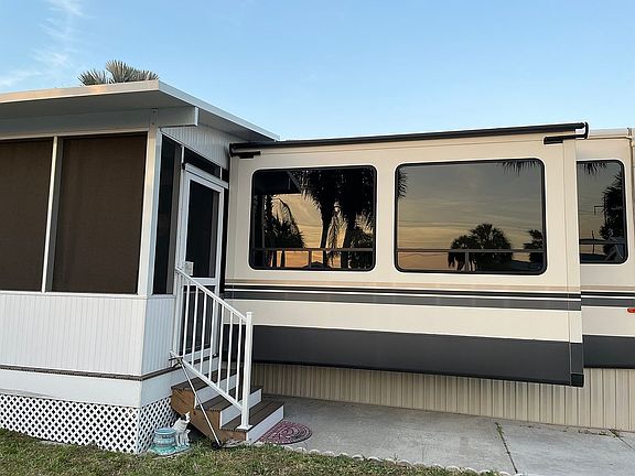 2nd image of 1120 Manila Ln