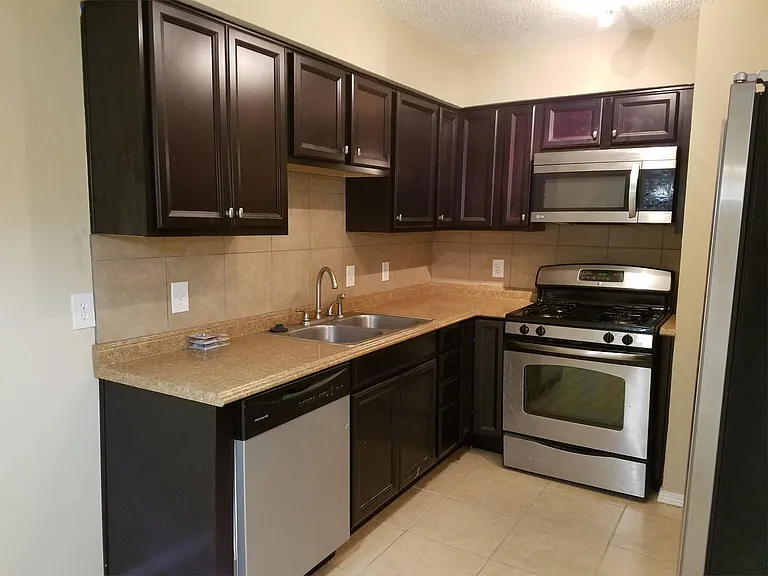 201 W Goforth St — Photo 8