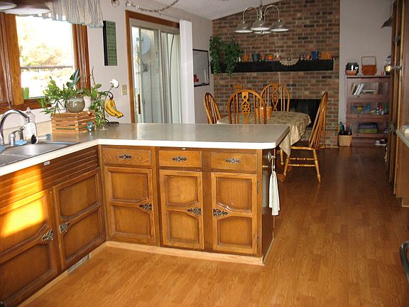 vaulted eat-in kitchen