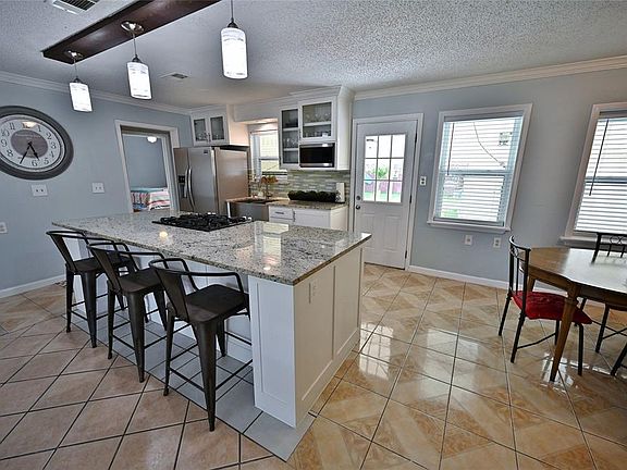 5th image of 927 Pebblebrook Dr