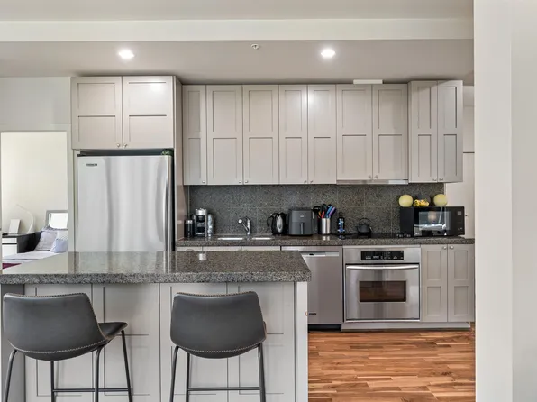 1333 Georgia St W #609, Vancouver, BC V6E 4V3