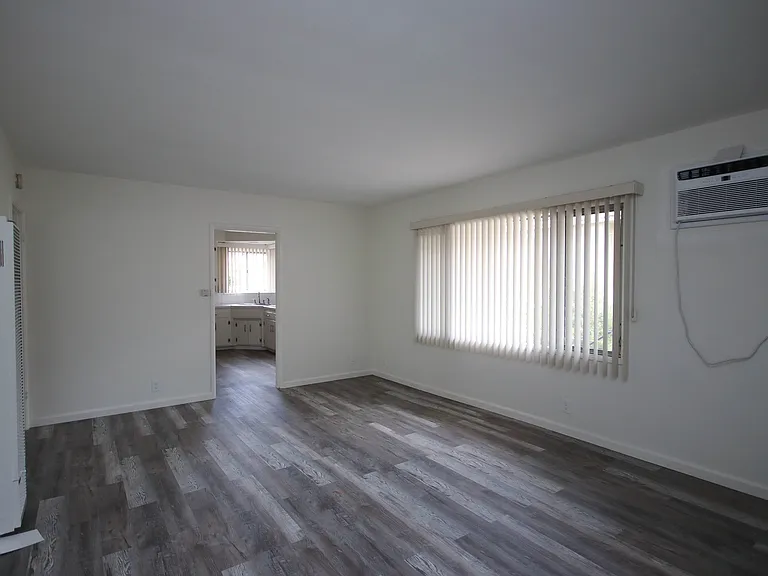 207 S 3rd Ave #7 — Photo 3