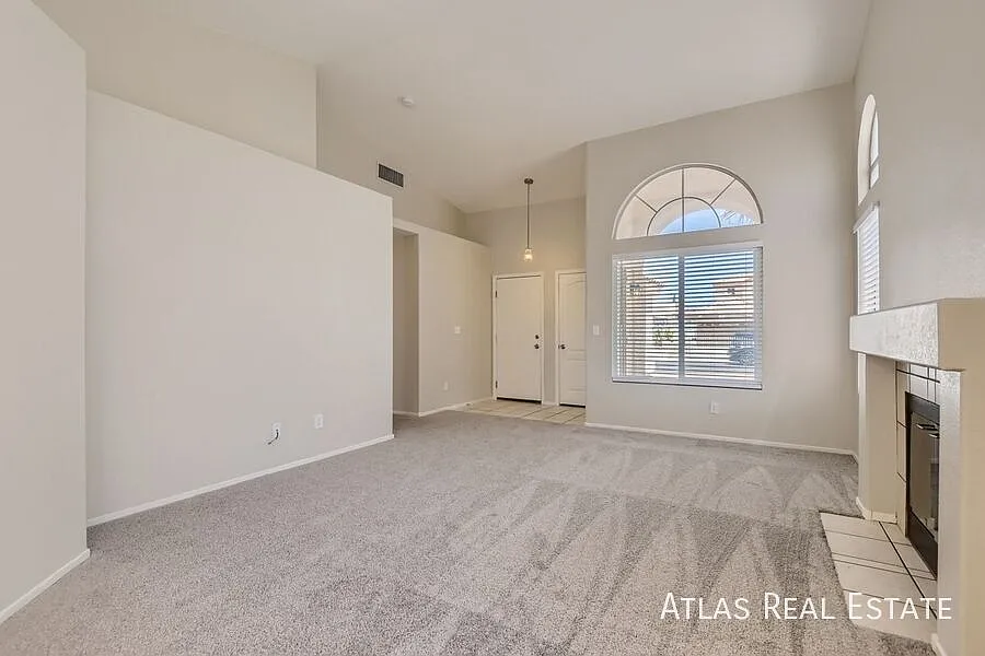 4 Weeks Free Rent If Moved In By 8/31/2026! | Charming Single Story, 3-Bedroom Home Near N. Marti... — Photo 3