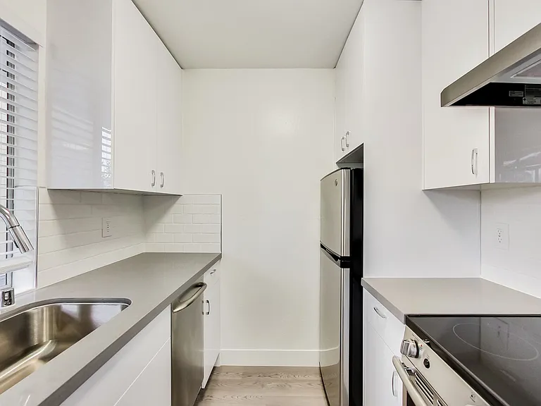 2240 Larkin — Photo 8